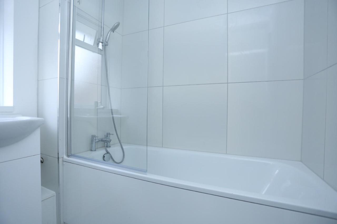 Abbeywood Station House London Apartment ภายนอก รูปภาพ