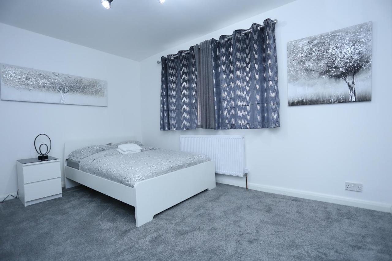 Abbeywood Station House London Apartment ภายนอก รูปภาพ